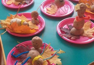 Plastykoterapia w grupie 5. Na zdjęciu widać wykonane przez dzieci stworko-ziemniaki.